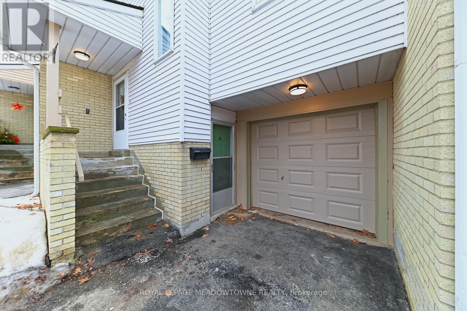 74 - 80 Lynden Circle, Halton Hills (Georgetown), Ontario  L7G 4Y8 - Photo 2 - W12853436