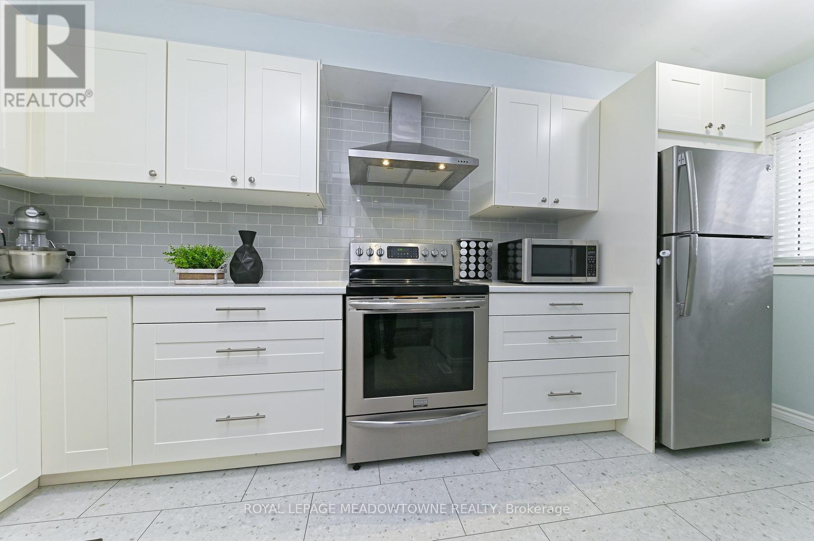 74 - 80 Lynden Circle, Halton Hills (Georgetown), Ontario  L7G 4Y8 - Photo 3 - W12853436