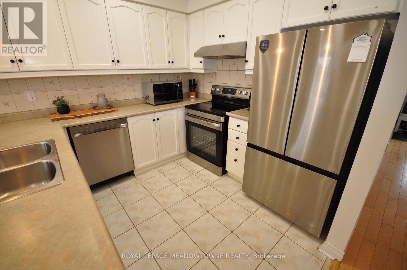 11 Bradley Drive, Halton Hills (Georgetown), Ontario  L7G 6B5 - Photo 12 - W12861794