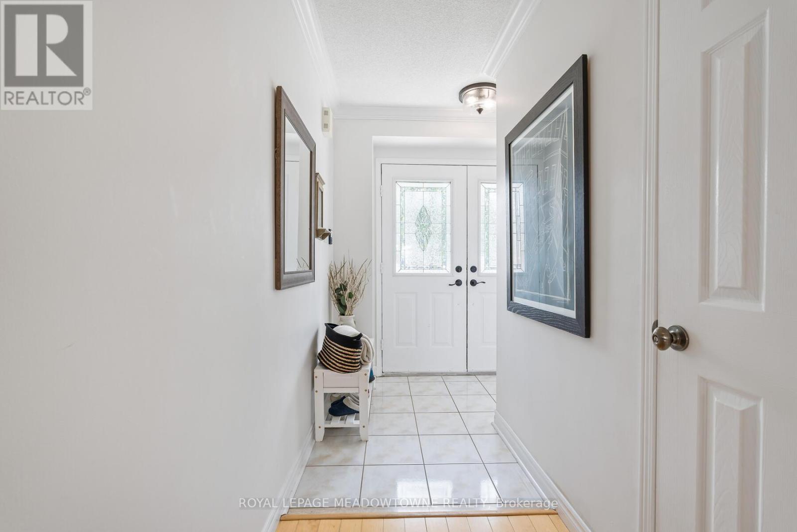 11 Bradley Drive, Halton Hills (Georgetown), Ontario  L7G 6B5 - Photo 5 - W12861794