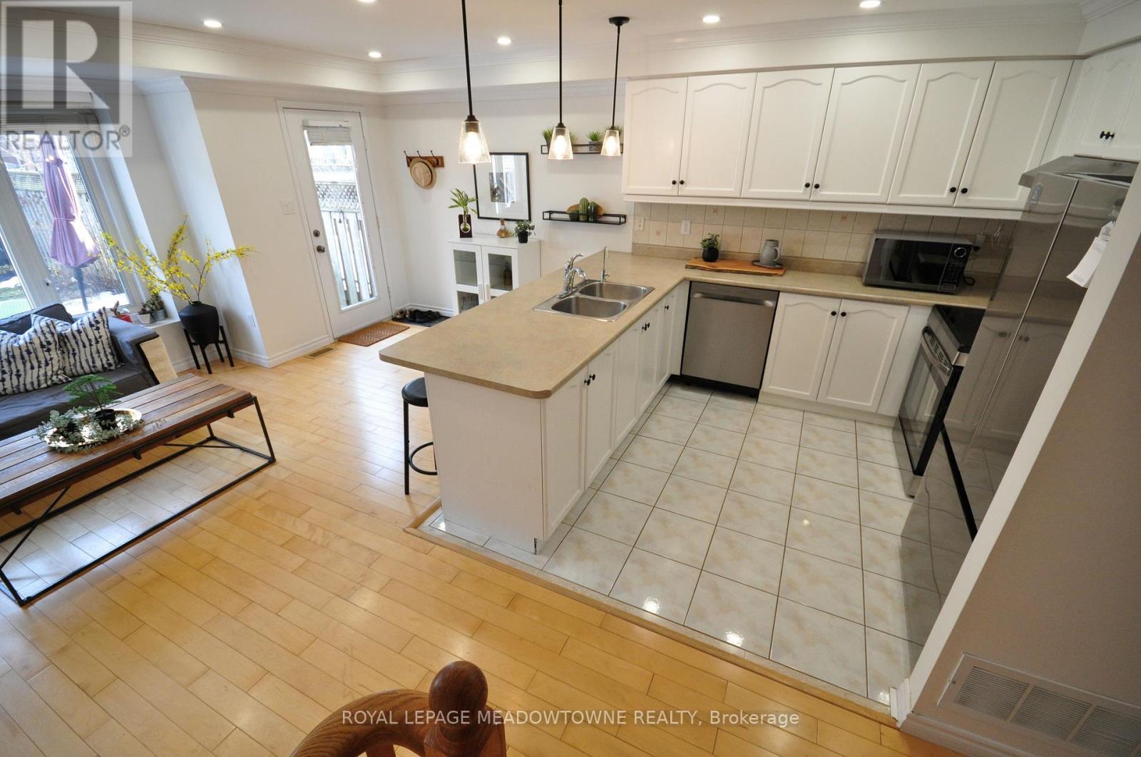 11 Bradley Drive, Halton Hills (Georgetown), Ontario  L7G 6B5 - Photo 7 - W12861794