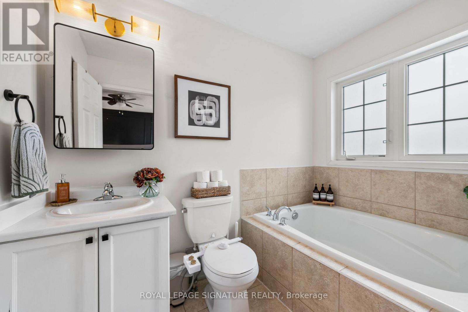 6 Renfrew Lane, Halton Hills (Georgetown), Ontario  L7G 0H1 - Photo 15 - W12862856