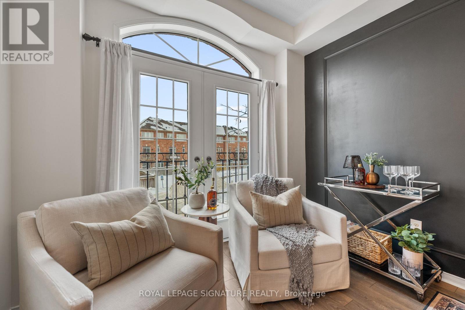 6 Renfrew Lane, Halton Hills (Georgetown), Ontario  L7G 0H1 - Photo 4 - W12862856