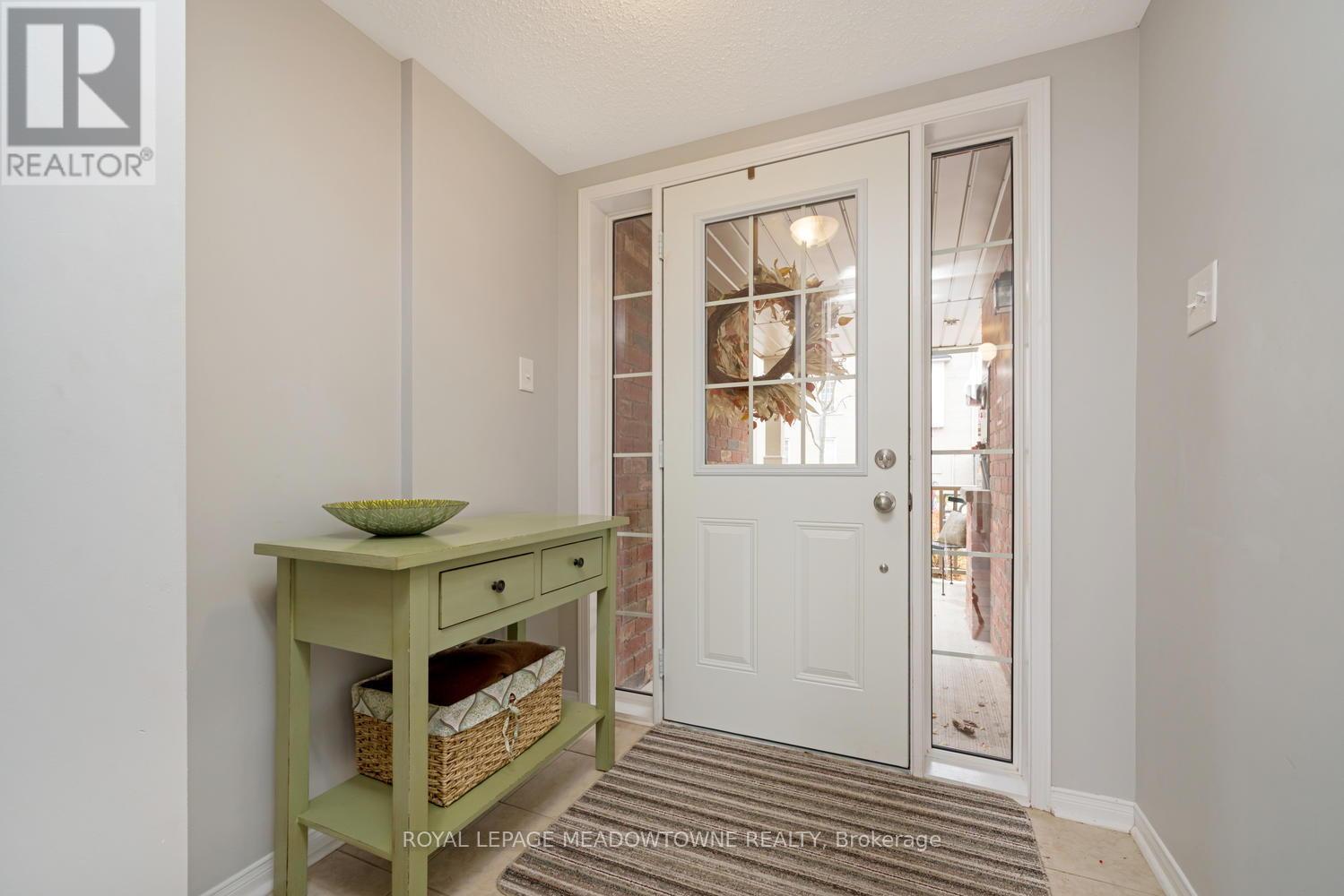 6 Tiffany Lane, Halton Hills (Georgetown), Ontario  L7G 0G8 - Photo 5 - W12865556