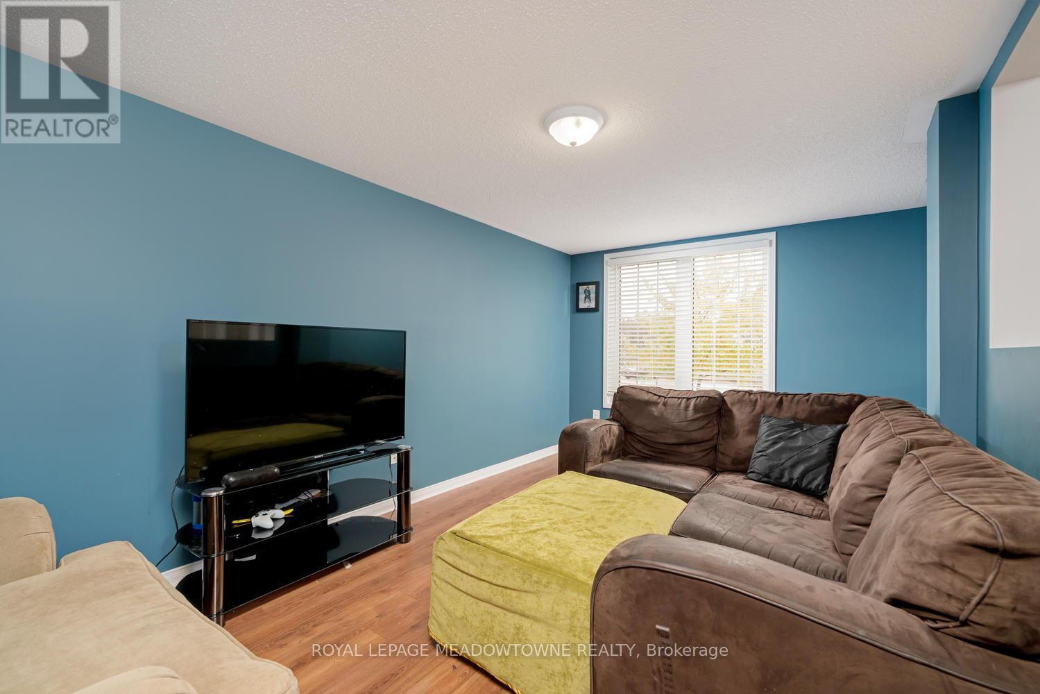 6 Tiffany Lane, Halton Hills (Georgetown), Ontario  L7G 0G8 - Photo 6 - W12865556