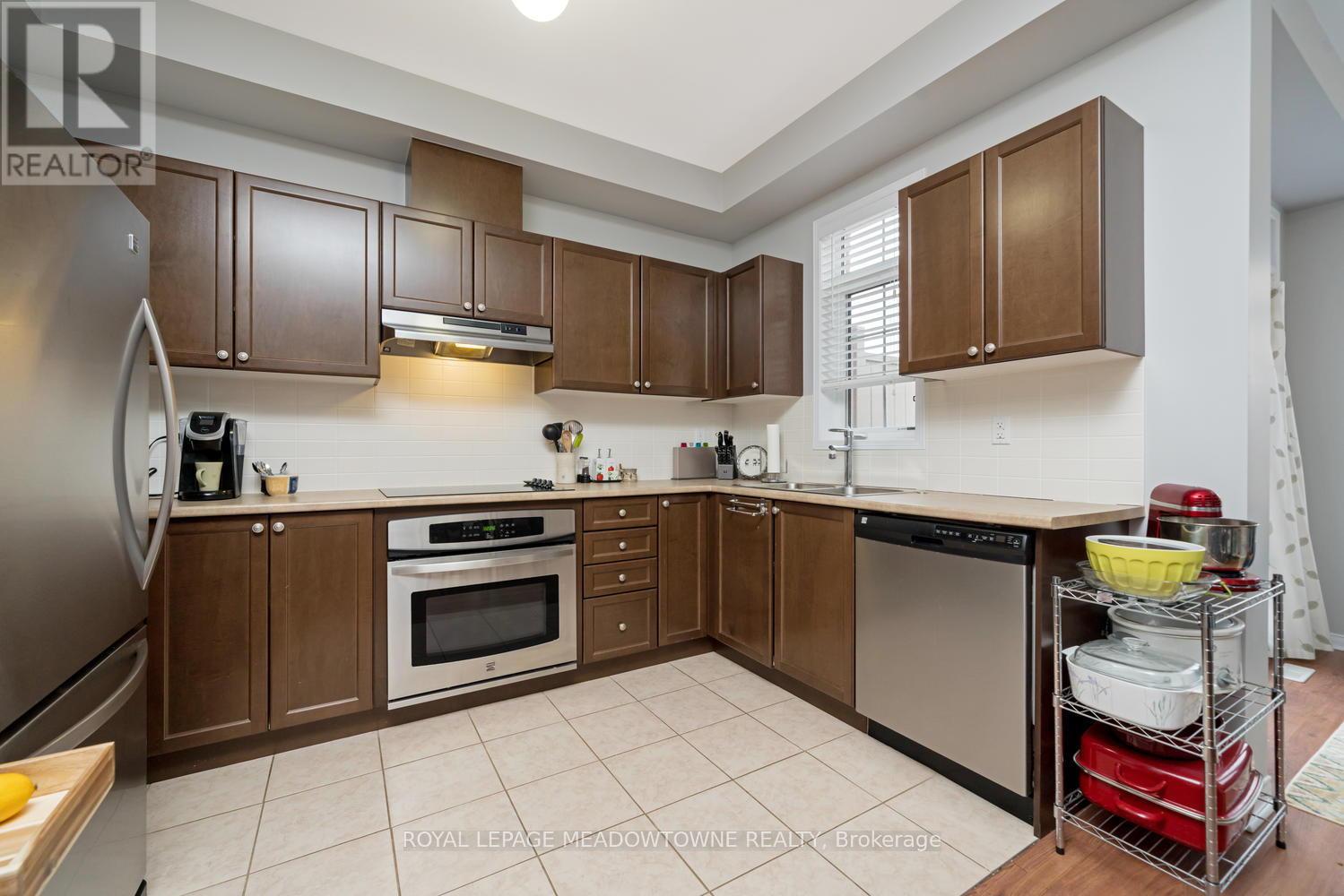 6 Tiffany Lane, Halton Hills (Georgetown), Ontario  L7G 0G8 - Photo 8 - W12865556