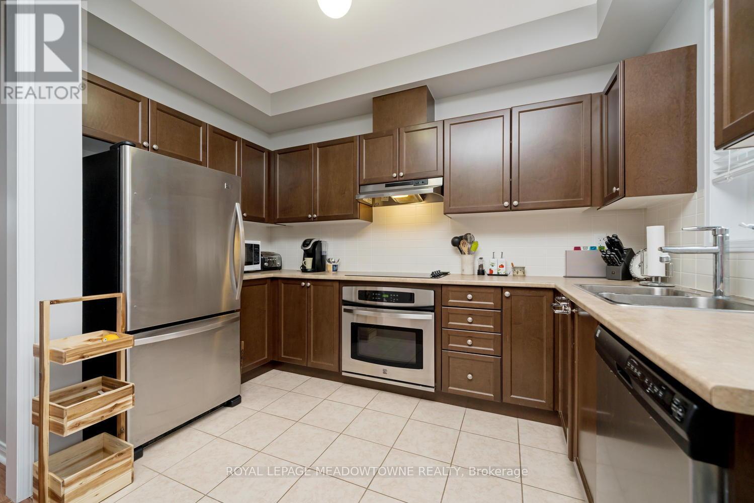 6 Tiffany Lane, Halton Hills (Georgetown), Ontario  L7G 0G8 - Photo 9 - W12865556