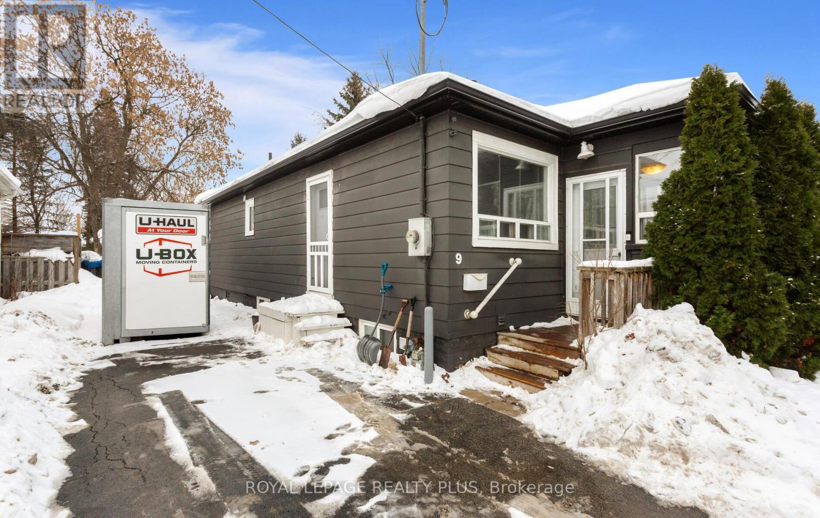 9 Ewing Street, Halton Hills (Georgetown), Ontario  L7G 2P6 - Photo 2 - W12873200