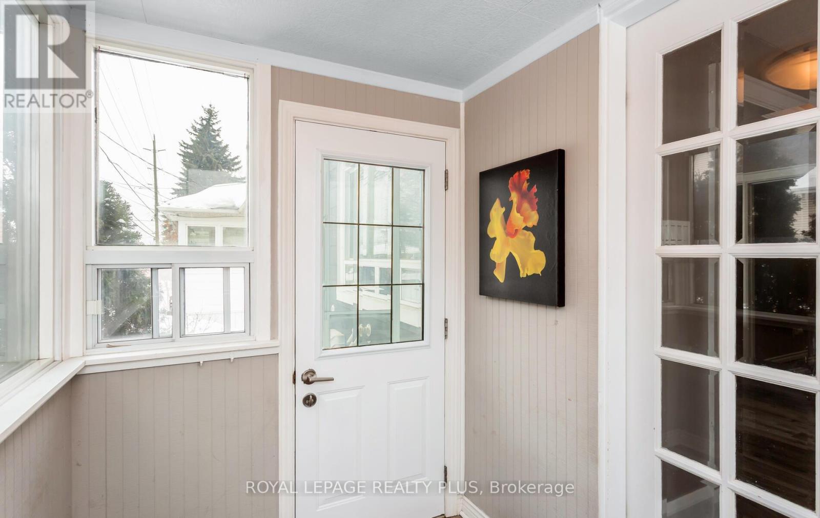 9 Ewing Street, Halton Hills (Georgetown), Ontario  L7G 2P6 - Photo 3 - W12873200