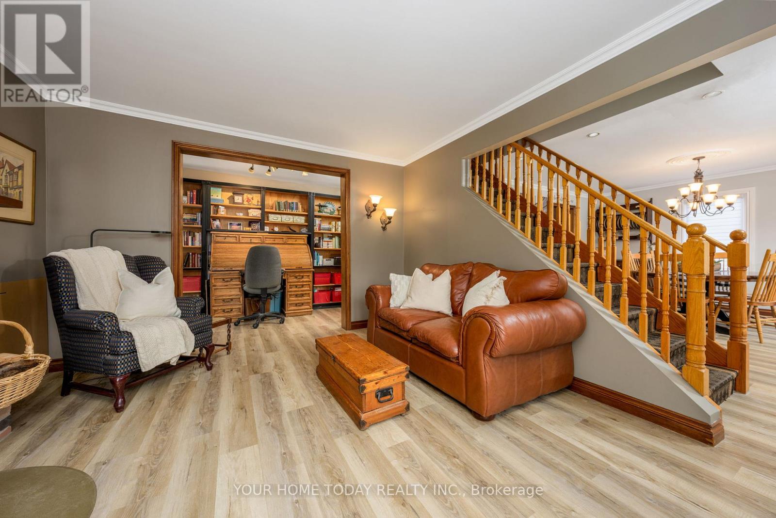 20 Elgin Street, Halton Hills (Georgetown), Ontario  L7G 3M3 - Photo 6 - W12875050