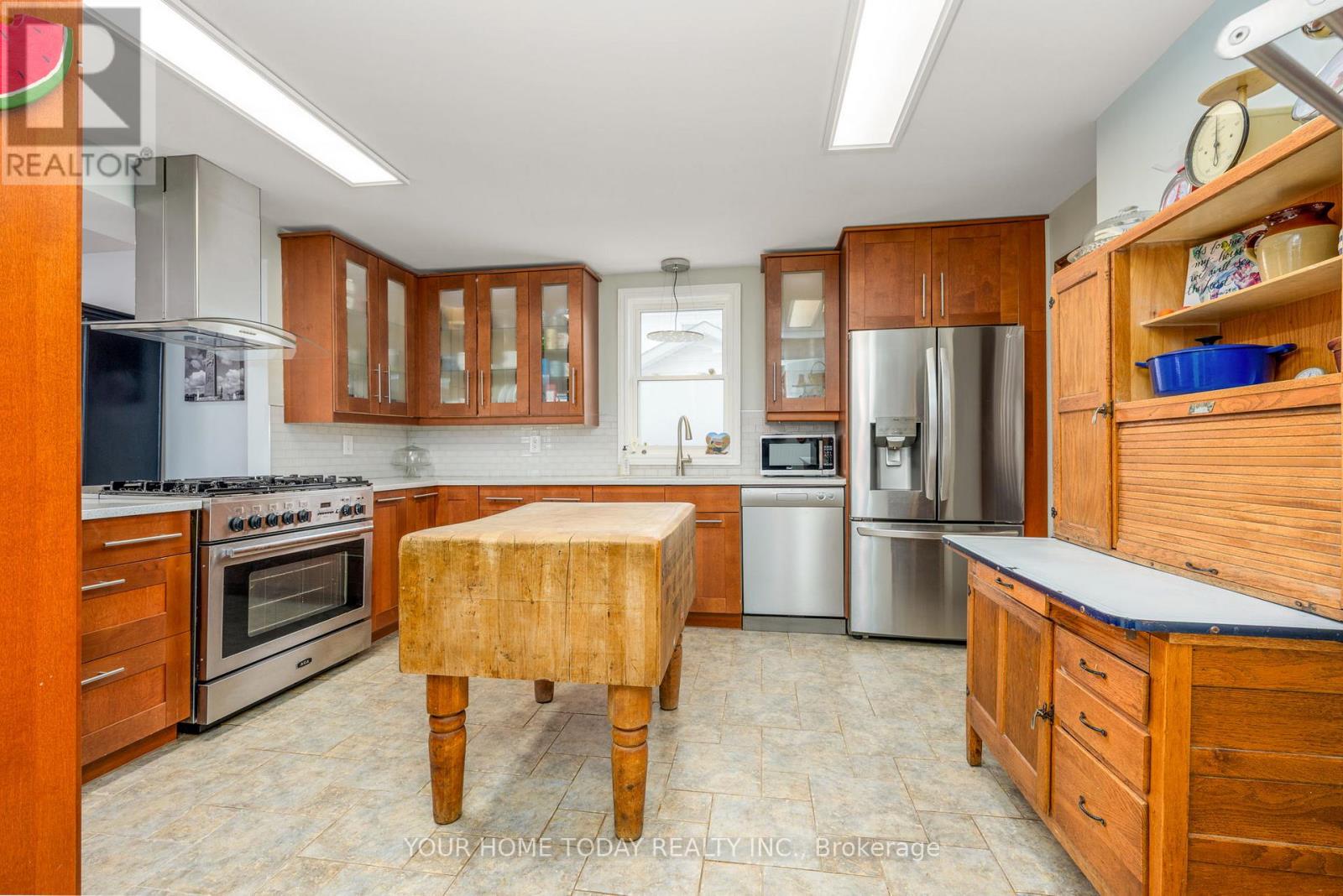 20 Elgin Street, Halton Hills (Georgetown), Ontario  L7G 3M3 - Photo 9 - W12875050