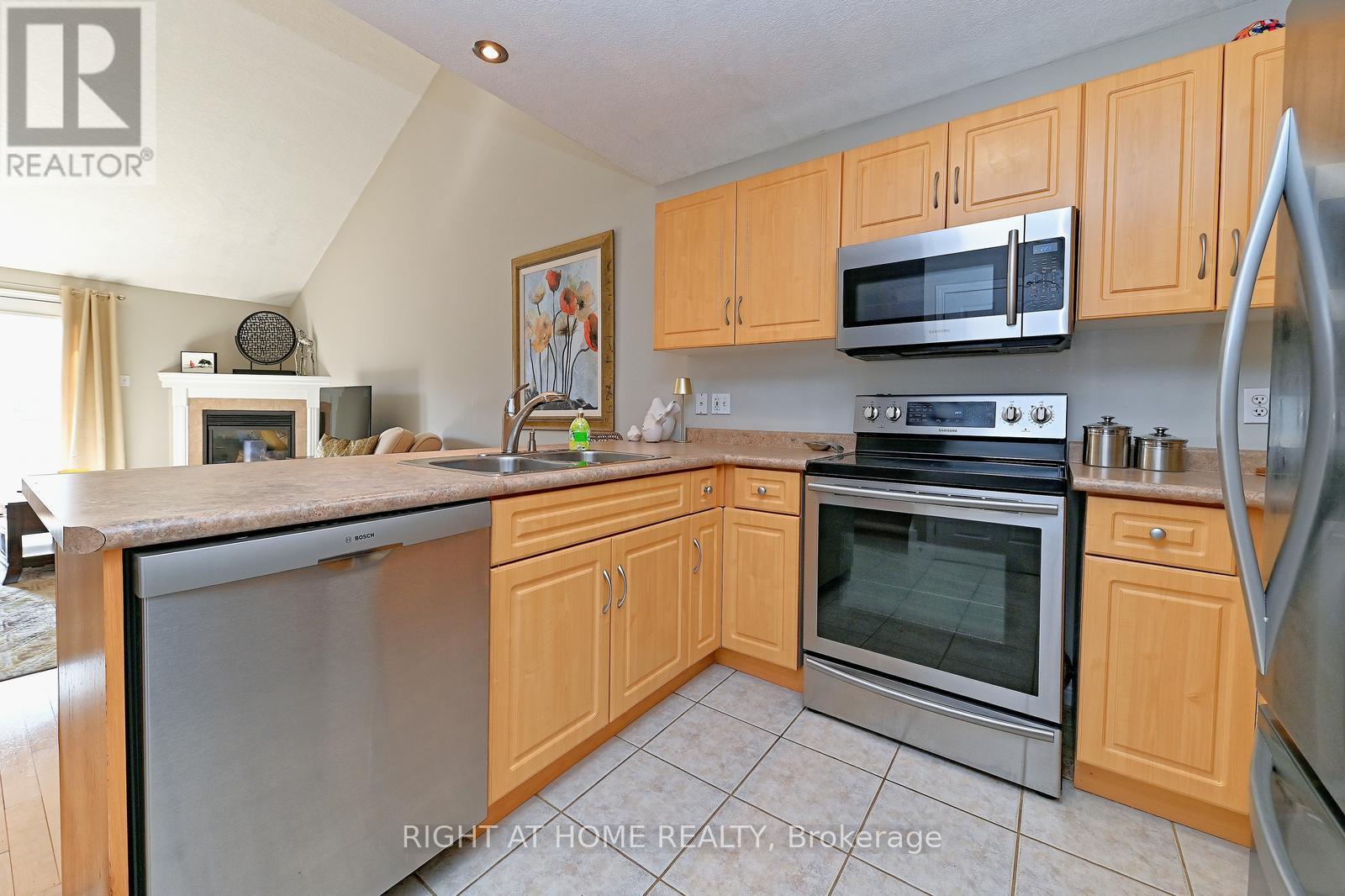 68 Doctor Moore Court, Halton Hills (Ac Acton), Ontario  L7J 3A6 - Photo 15 - W12882386