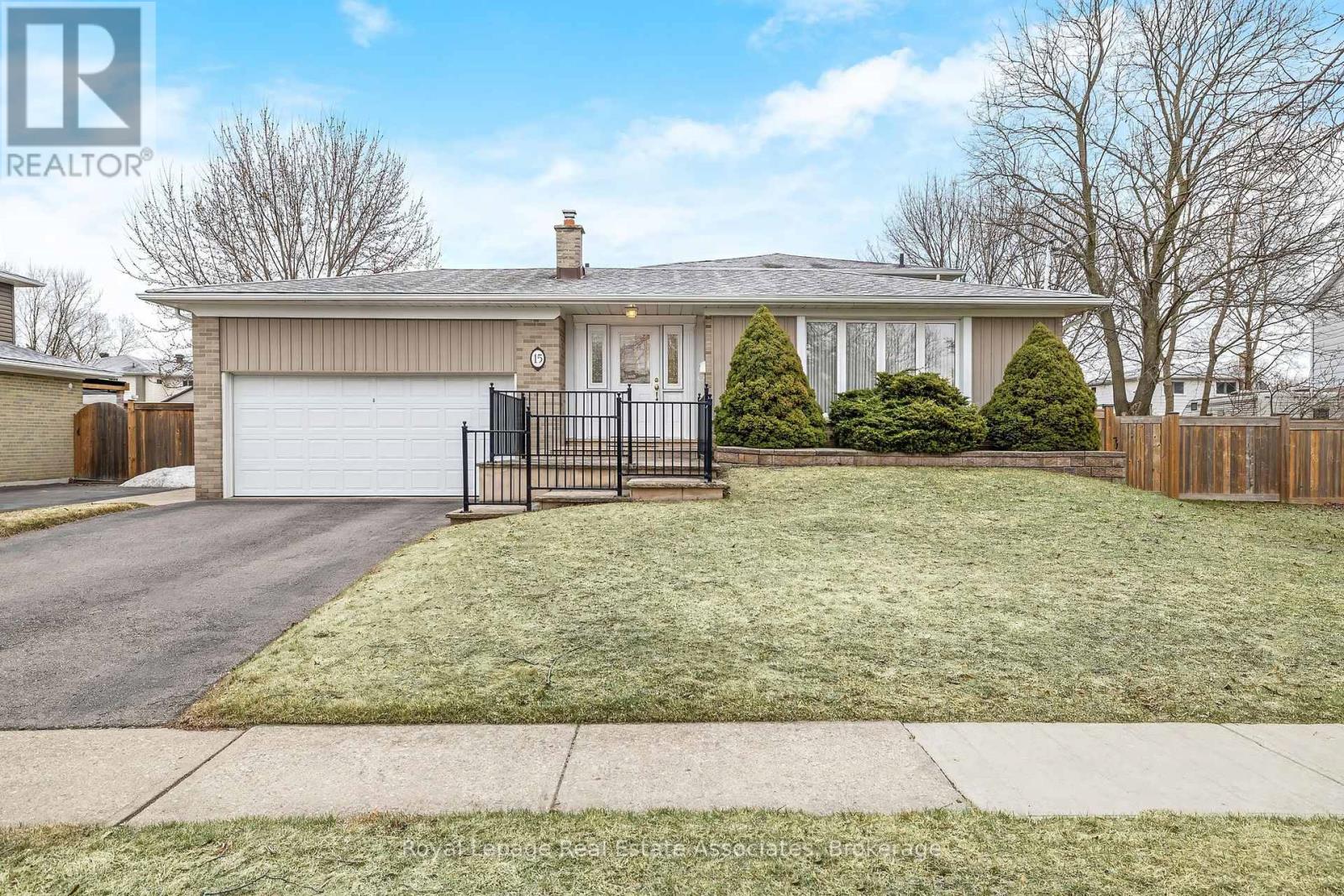 15 Stockman Crescent, Halton Hills (Georgetown), Ontario  L7G 1J5 - Photo 2 - W12887234