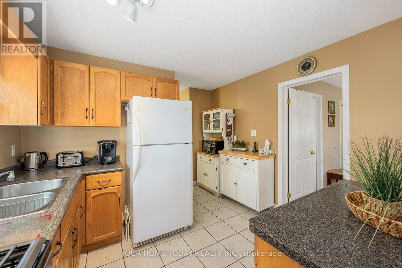 71 Doctor Moore Court, Halton Hills (Ac Acton), Ontario  L7J 3A6 - Photo 11 - W12887822