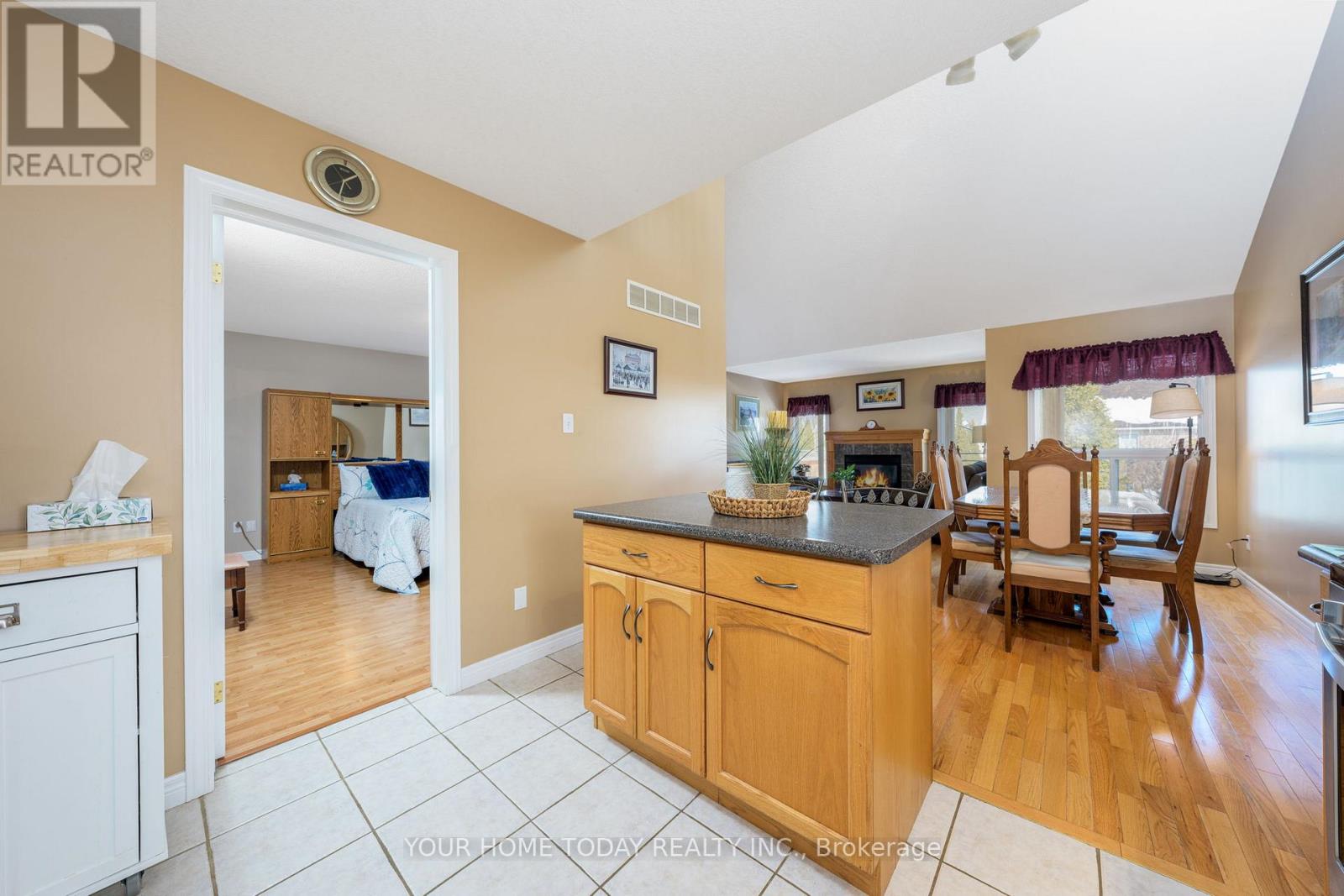 71 Doctor Moore Court, Halton Hills (Ac Acton), Ontario  L7J 3A6 - Photo 12 - W12887822