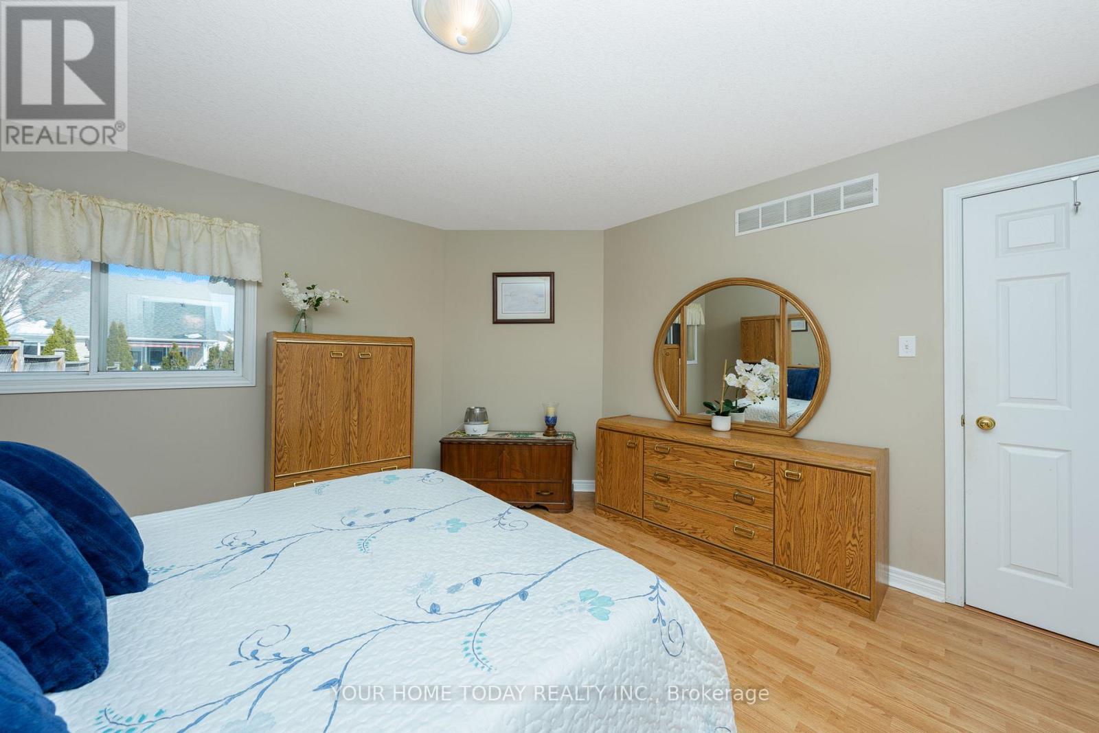 71 Doctor Moore Court, Halton Hills (Ac Acton), Ontario  L7J 3A6 - Photo 18 - W12887822