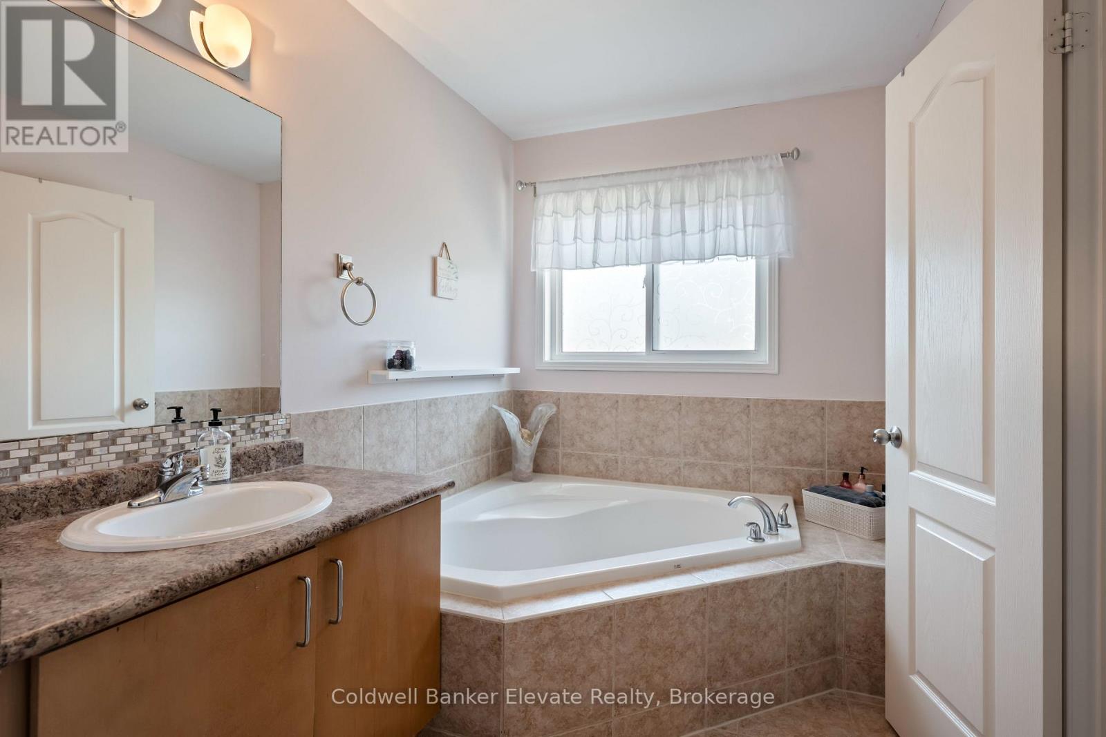 91 Snowberry Crescent, Halton Hills (Georgetown), Ontario  L7G 6M8 - Photo 42 - W12889130