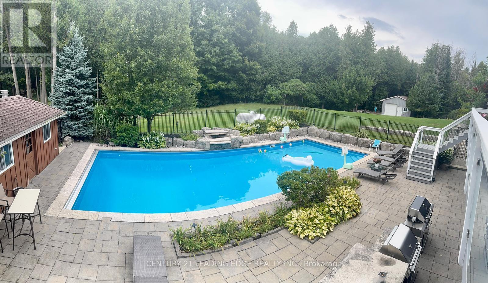 5165 Pineridge Drive, Milton (Na Rural Nassagaweya), Ontario  L7J 2L7 - Photo 2 - W12890348