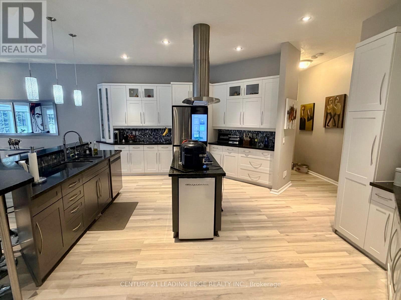 5165 Pineridge Drive, Milton (Na Rural Nassagaweya), Ontario  L7J 2L7 - Photo 6 - W12890348