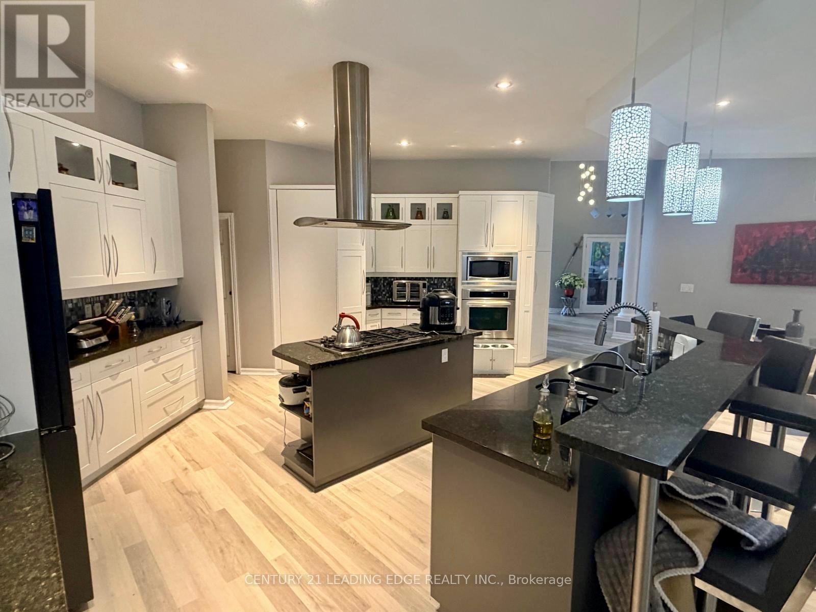 5165 Pineridge Drive, Milton (Na Rural Nassagaweya), Ontario  L7J 2L7 - Photo 8 - W12890348