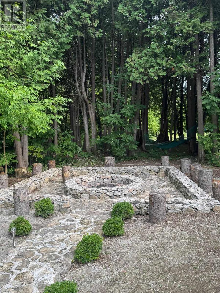 5165 Pineridge Drive, Milton (Na Rural Nassagaweya), Ontario  L7J 2L7 - Photo 9 - W12890348