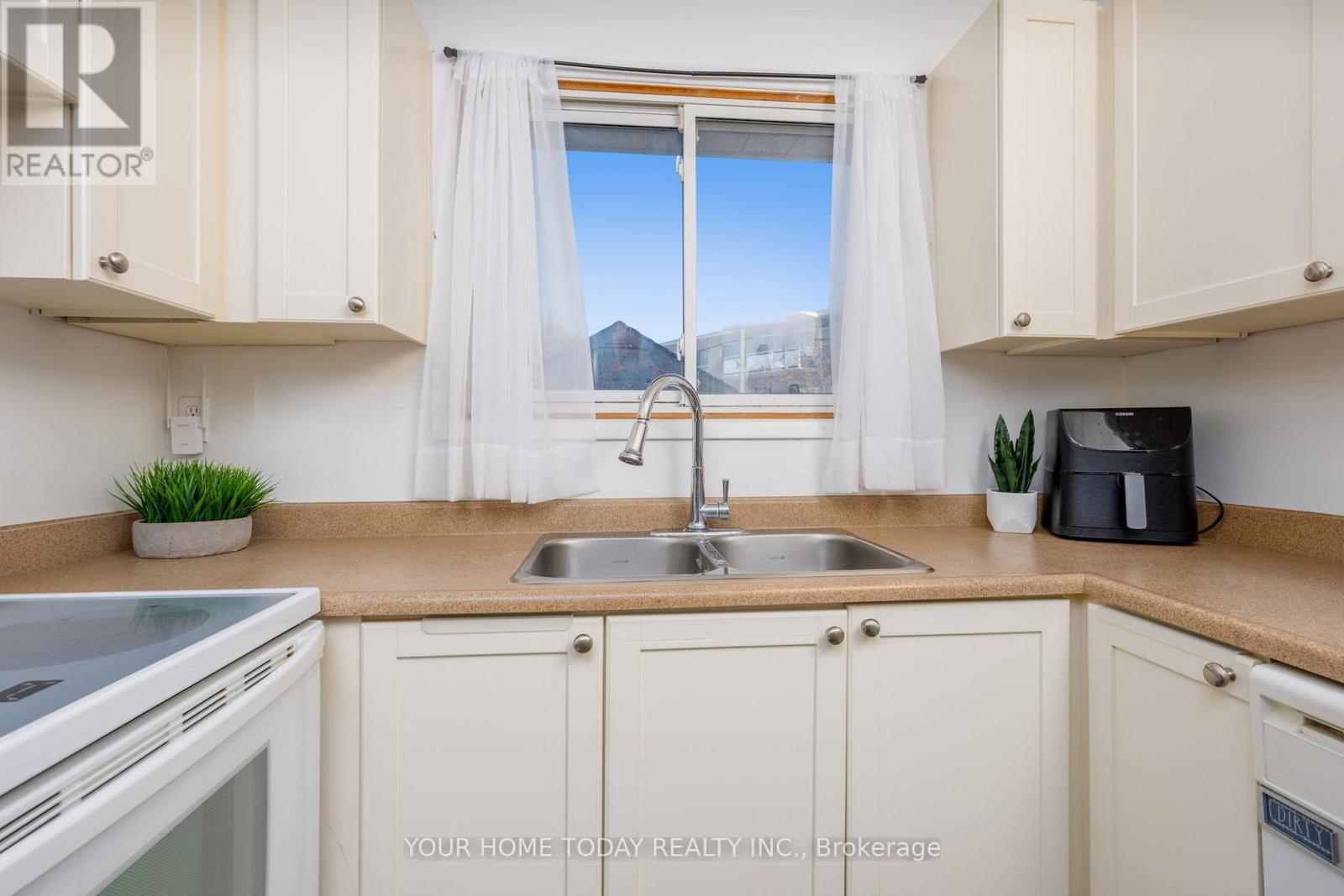 29 - 108 Sinclair Avenue, Halton Hills (Georgetown), Ontario  L7G 1J4 - Photo 16 - W12890800