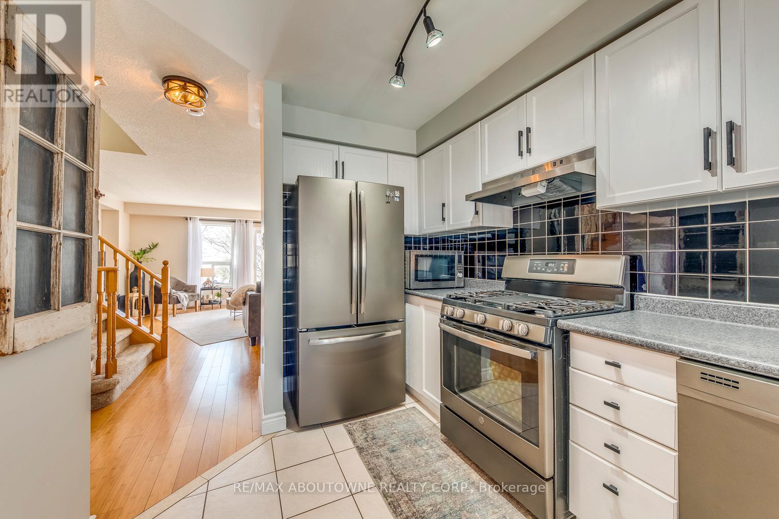 34 Palomino Trail, Halton Hills (Georgetown), Ontario  L7G 6E9 - Photo 12 - W12894824