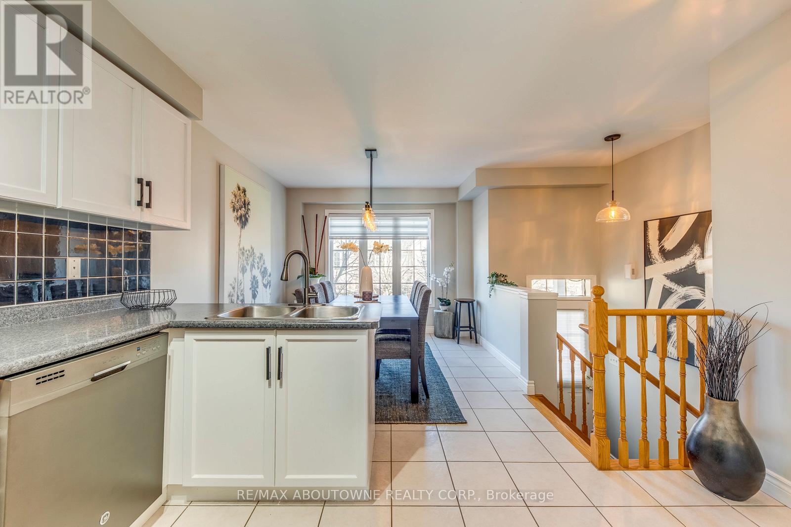 34 Palomino Trail, Halton Hills (Georgetown), Ontario  L7G 6E9 - Photo 14 - W12894824