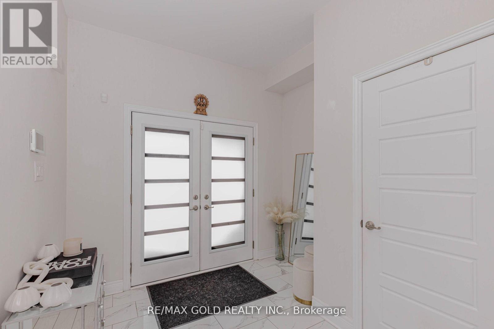 18 Branigan Crescent, Halton Hills (Georgetown), Ontario  L7G 0N2 - Photo 5 - W12895312