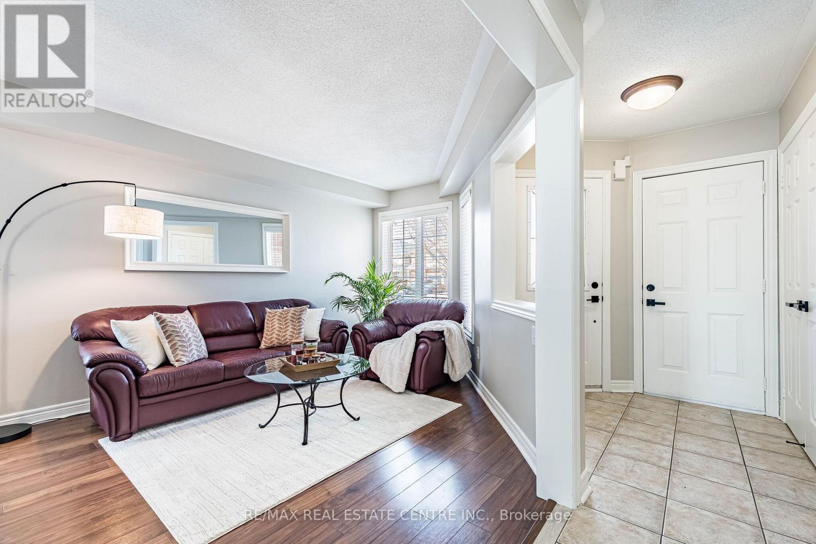 109 Mowat Crescent, Halton Hills (Georgetown), Ontario  L7G 6C7 - Photo 7 - W12898304