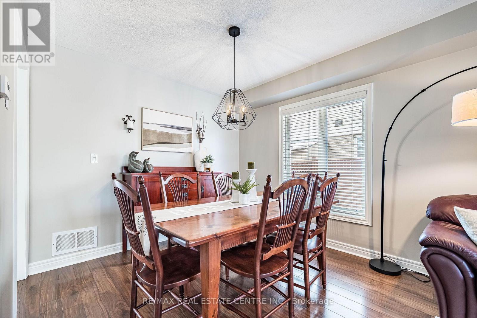 109 Mowat Crescent, Halton Hills (Georgetown), Ontario  L7G 6C7 - Photo 9 - W12898304