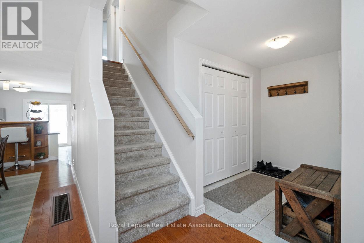 23 Rachlin Drive, Halton Hills (Ac Acton), Ontario  L7J 3A9 - Photo 4 - W12898860