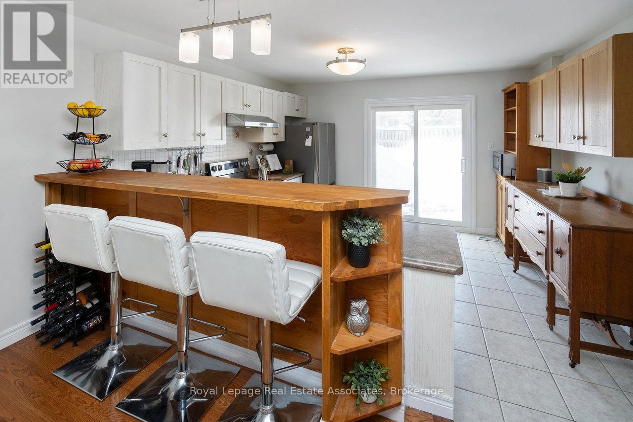 23 Rachlin Drive, Halton Hills (Ac Acton), Ontario  L7J 3A9 - Photo 8 - W12898860