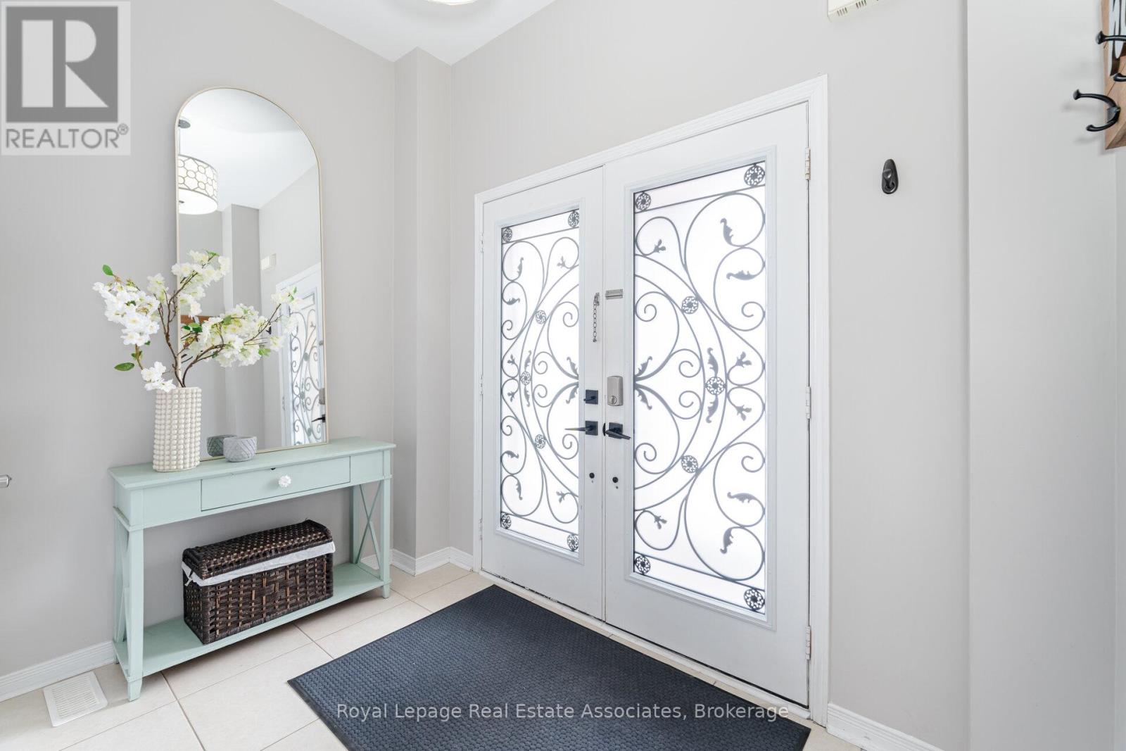 39 Wildflower Lane, Halton Hills (Georgetown), Ontario  L7G 0H8 - Photo 5 - W12901852