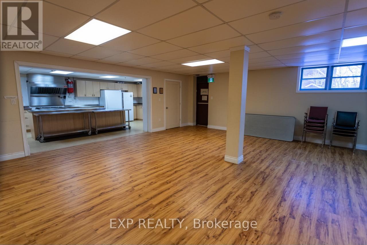 Upper/lower Hall/comm Kit - 19 St Albans Drive, Halton Hills (Ac Acton), Ontario  L7J 1C6 - Photo 11 - W12906896