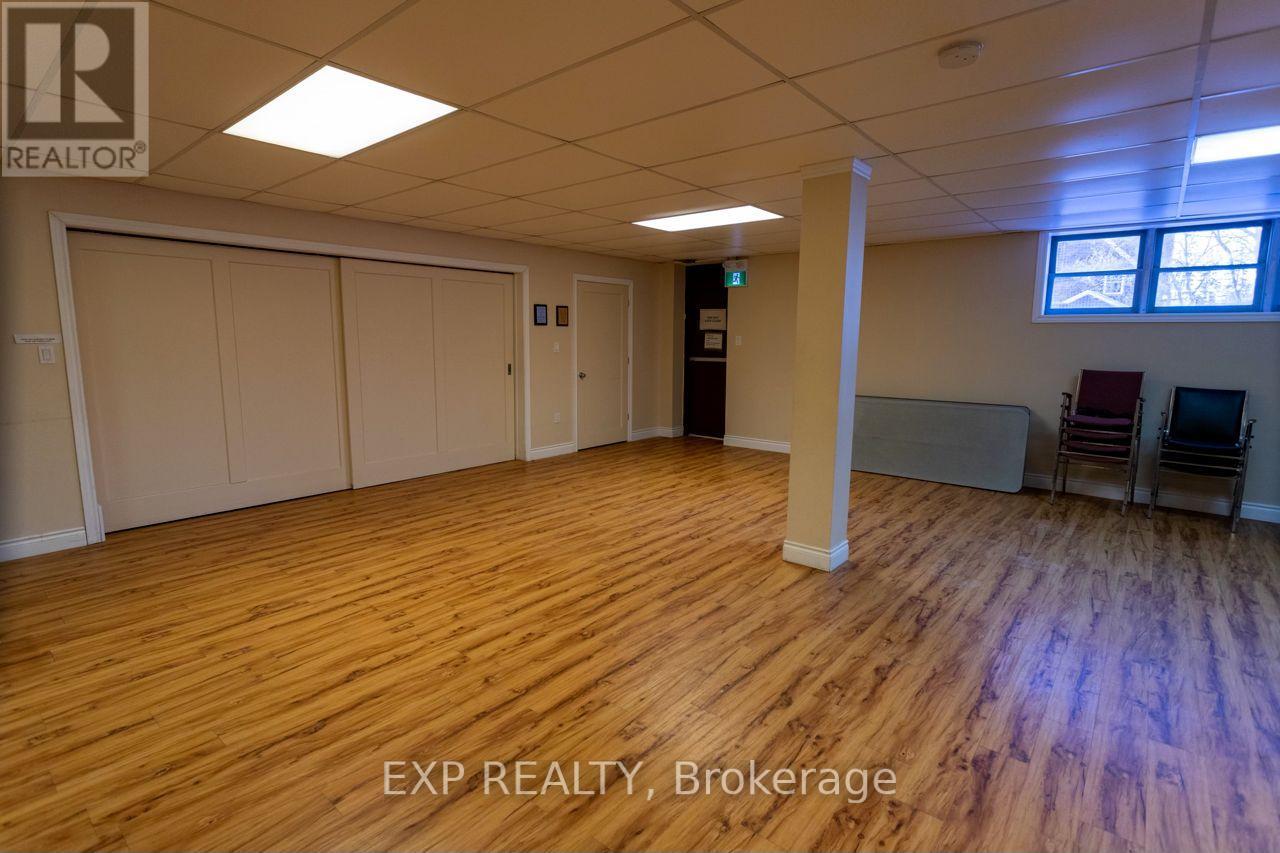 Upper/lower Hall/comm Kit - 19 St Albans Drive, Halton Hills (Ac Acton), Ontario  L7J 1C6 - Photo 12 - W12906896