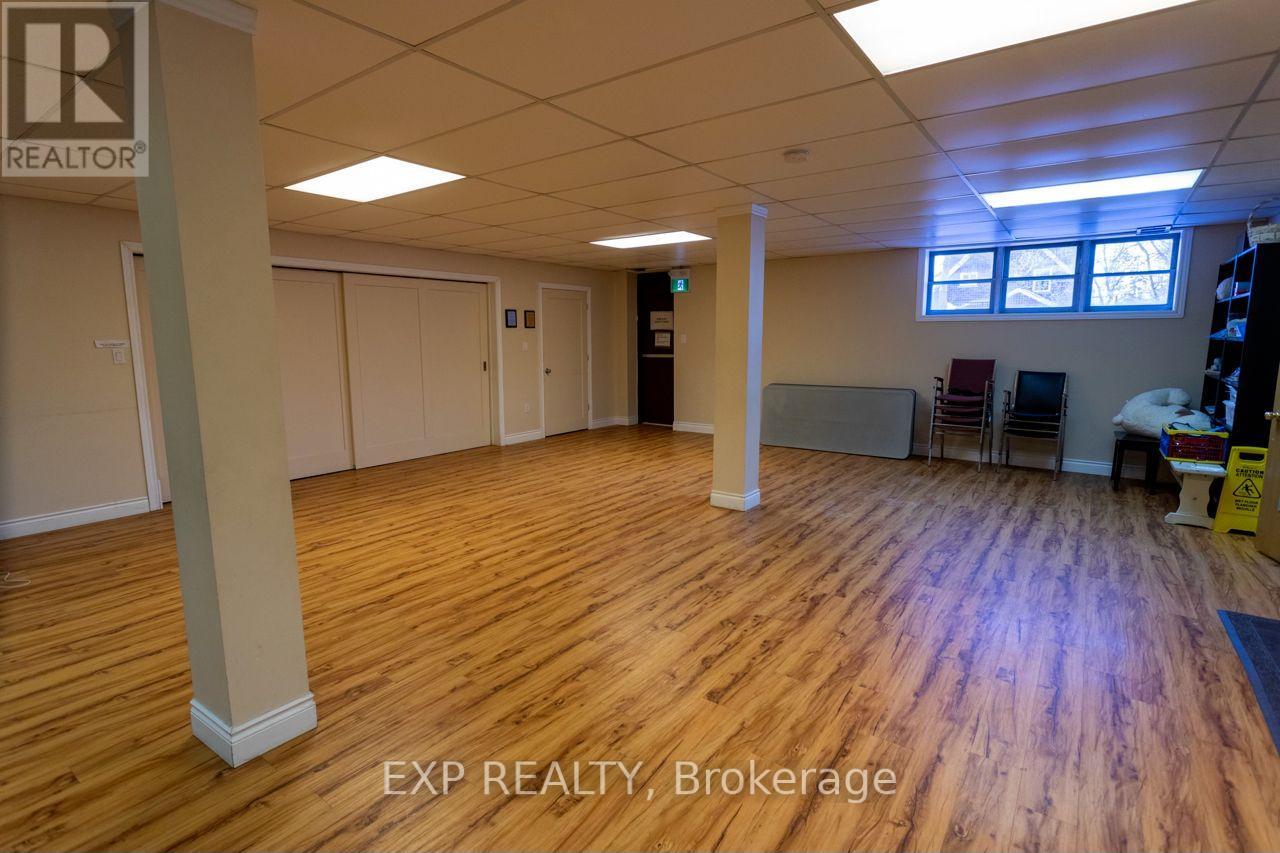 Upper/lower Hall/comm Kit - 19 St Albans Drive, Halton Hills (Ac Acton), Ontario  L7J 1C6 - Photo 13 - W12906896