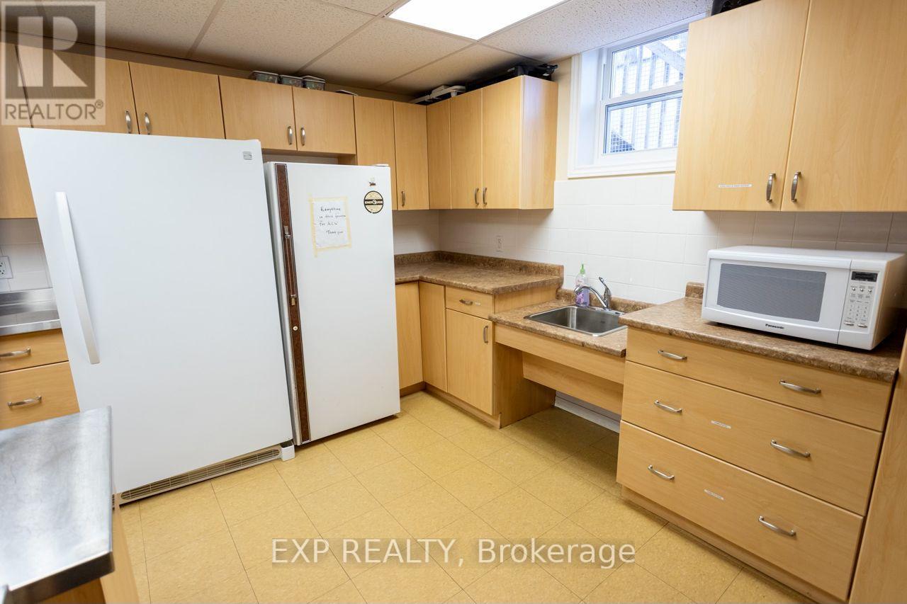 Upper/lower Hall/comm Kit - 19 St Albans Drive, Halton Hills (Ac Acton), Ontario  L7J 1C6 - Photo 14 - W12906896