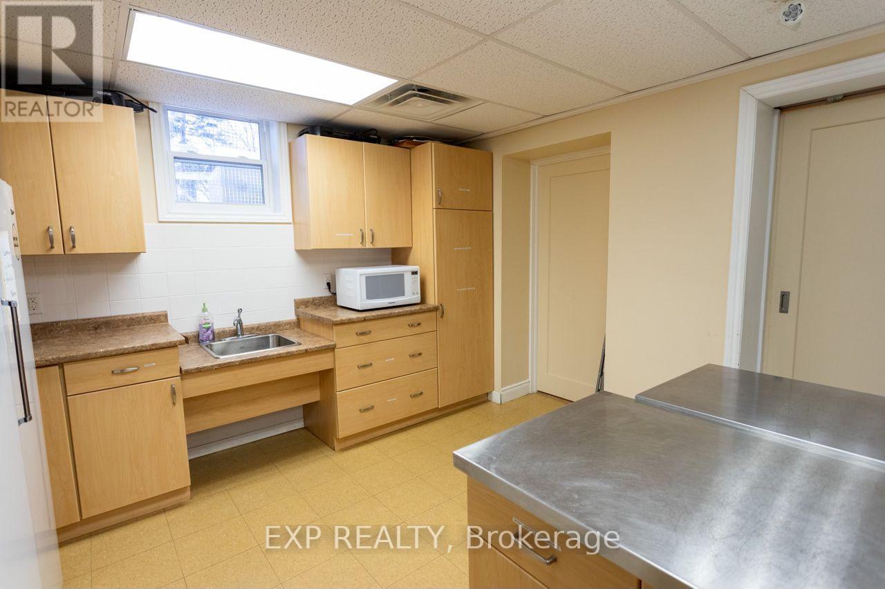 Upper/lower Hall/comm Kit - 19 St Albans Drive, Halton Hills (Ac Acton), Ontario  L7J 1C6 - Photo 15 - W12906896