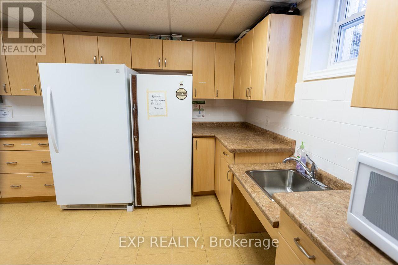 Upper/lower Hall/comm Kit - 19 St Albans Drive, Halton Hills (Ac Acton), Ontario  L7J 1C6 - Photo 16 - W12906896