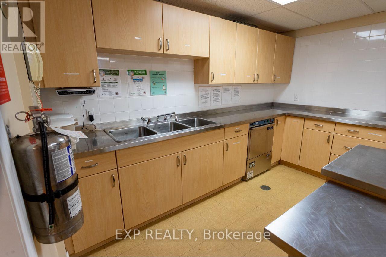 Upper/lower Hall/comm Kit - 19 St Albans Drive, Halton Hills (Ac Acton), Ontario  L7J 1C6 - Photo 17 - W12906896