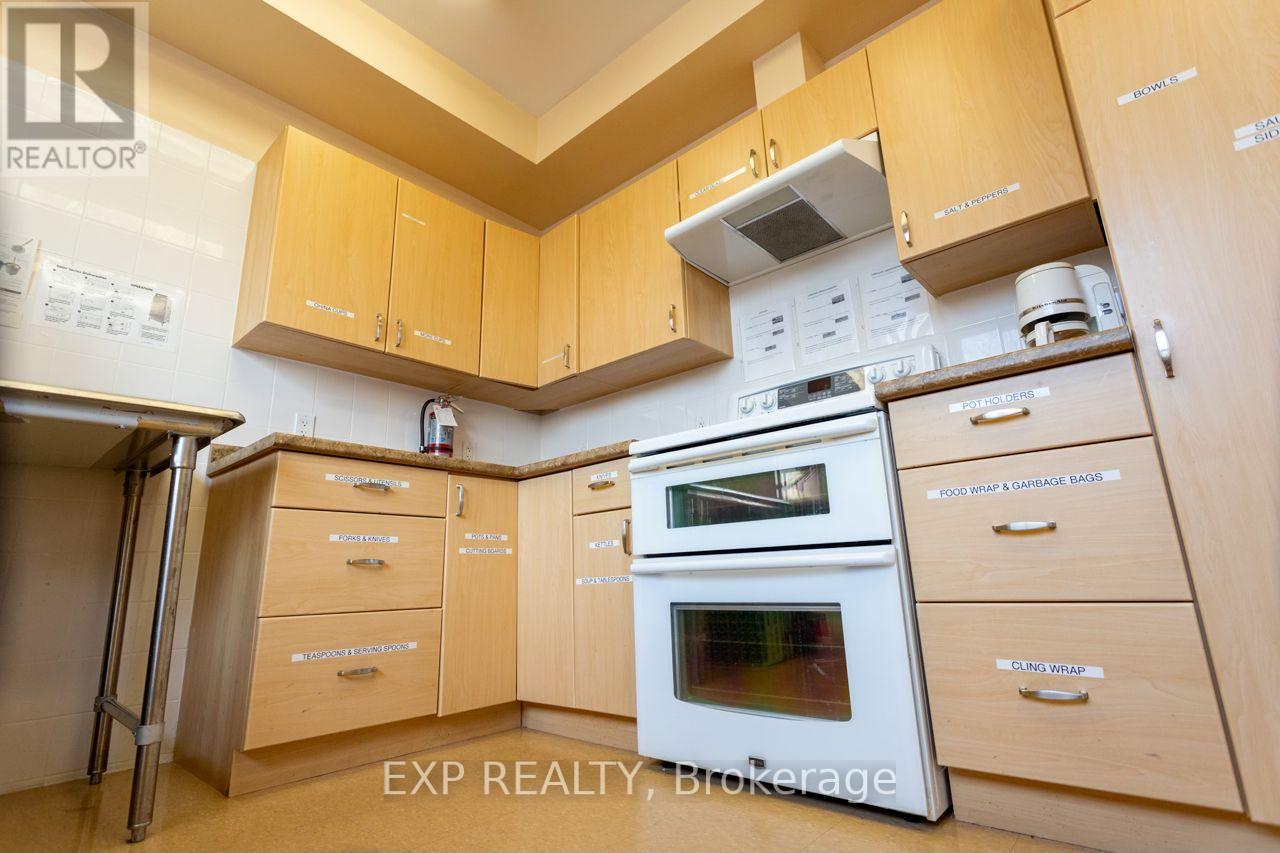 Upper/lower Hall/comm Kit - 19 St Albans Drive, Halton Hills (Ac Acton), Ontario  L7J 1C6 - Photo 18 - W12906896