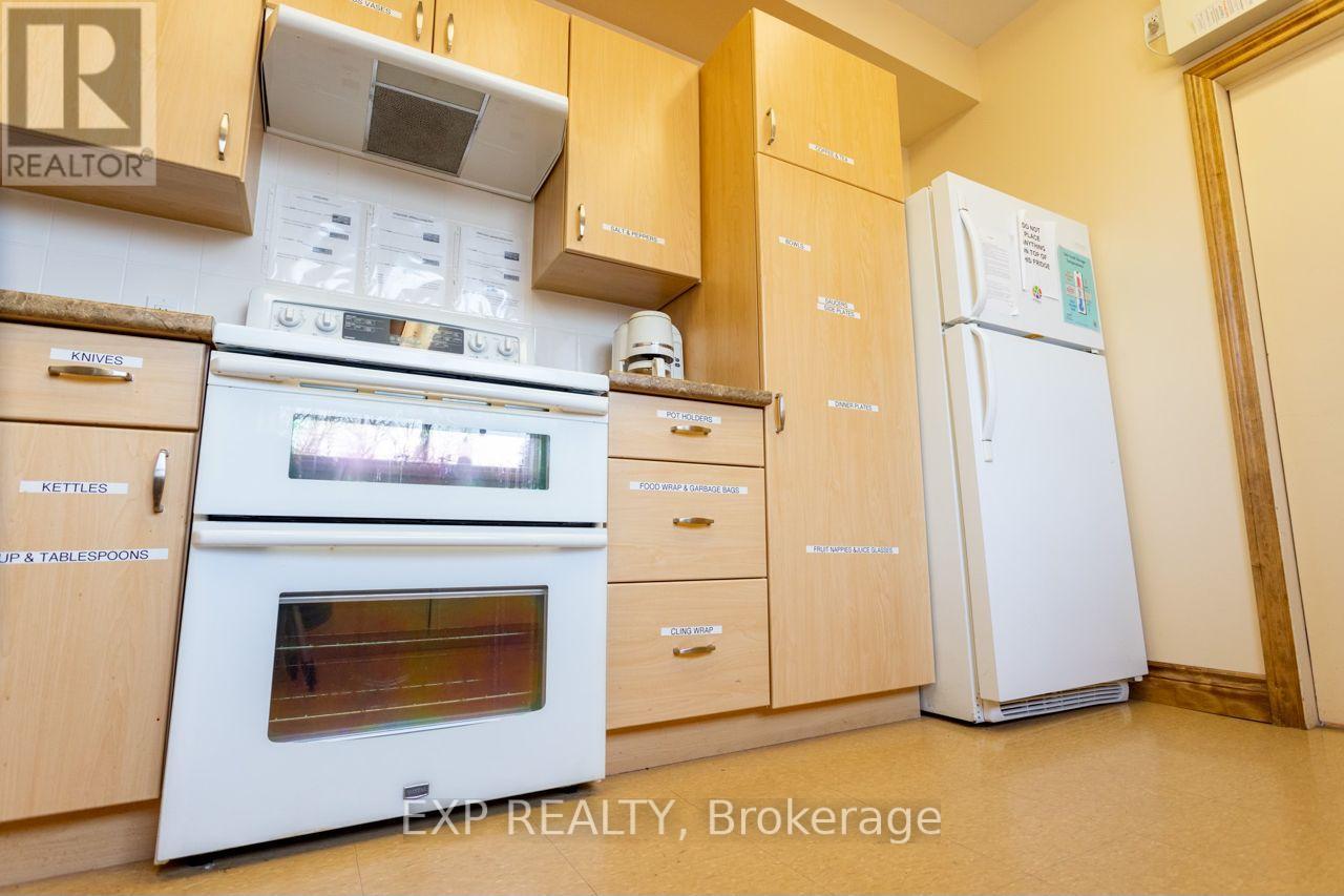 Upper/lower Hall/comm Kit - 19 St Albans Drive, Halton Hills (Ac Acton), Ontario  L7J 1C6 - Photo 19 - W12906896