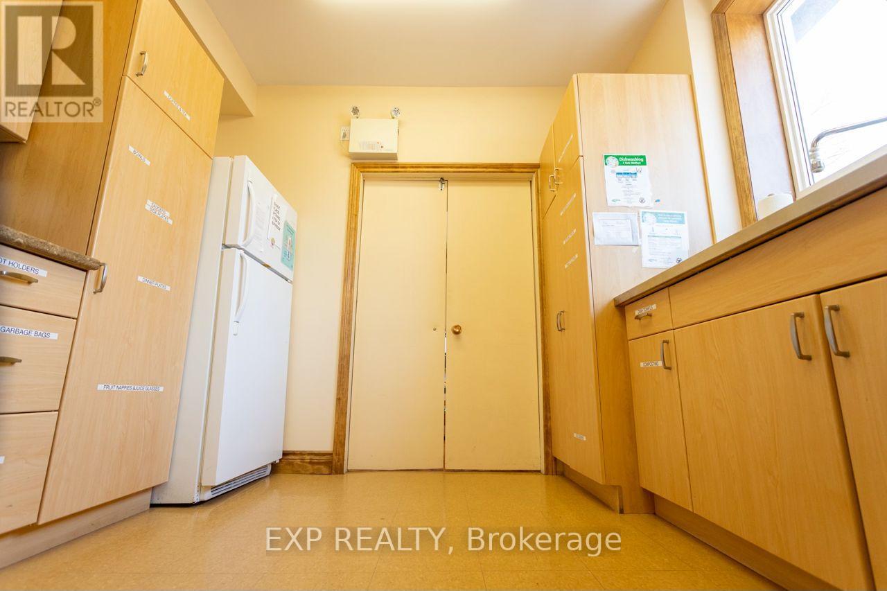 Upper/lower Hall/comm Kit - 19 St Albans Drive, Halton Hills (Ac Acton), Ontario  L7J 1C6 - Photo 20 - W12906896