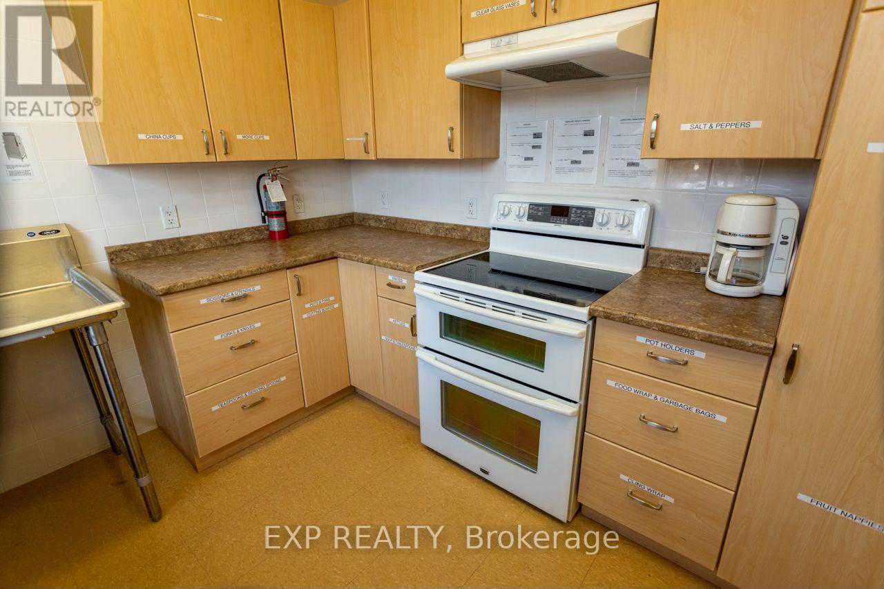 Upper/lower Hall/comm Kit - 19 St Albans Drive, Halton Hills (Ac Acton), Ontario  L7J 1C6 - Photo 22 - W12906896