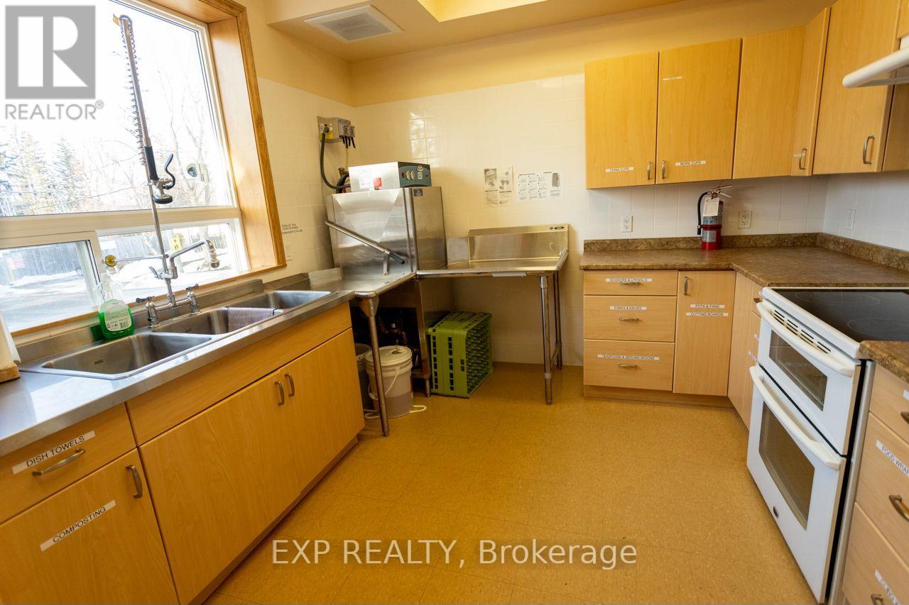 Upper/lower Hall/comm Kit - 19 St Albans Drive, Halton Hills (Ac Acton), Ontario  L7J 1C6 - Photo 23 - W12906896