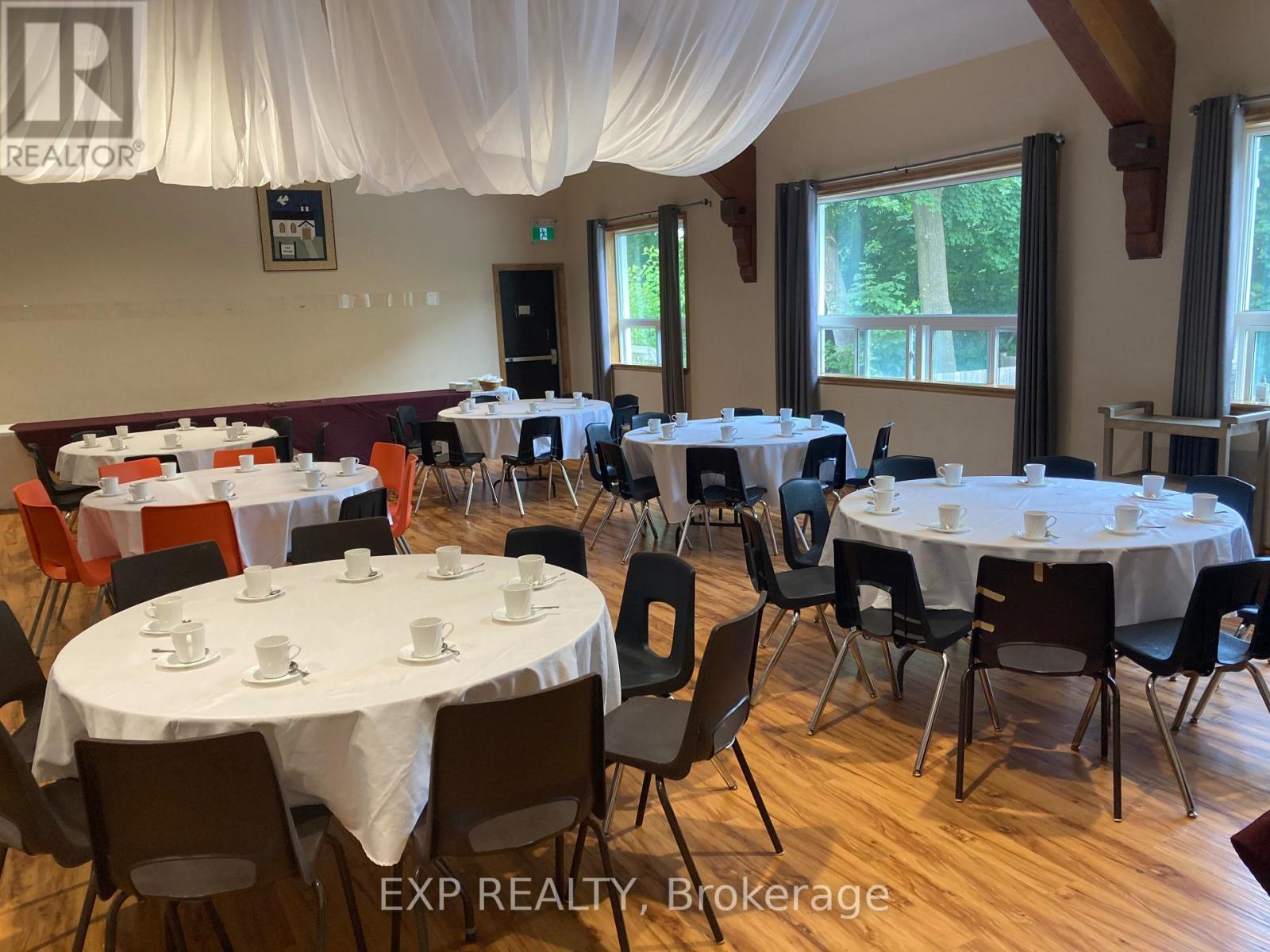 Upper/lower Hall/comm Kit - 19 St Albans Drive, Halton Hills (Ac Acton), Ontario  L7J 1C6 - Photo 4 - W12906896