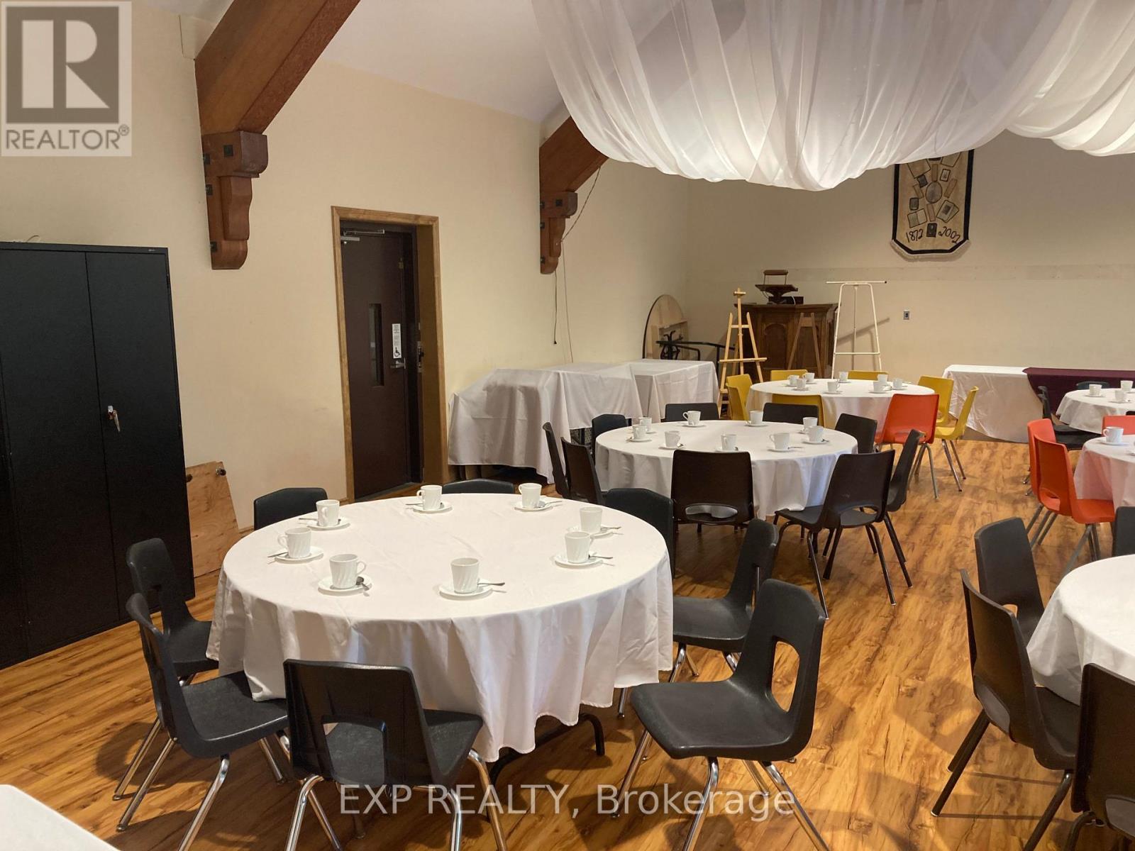 Upper/lower Hall/comm Kit - 19 St Albans Drive, Halton Hills (Ac Acton), Ontario  L7J 1C6 - Photo 5 - W12906896