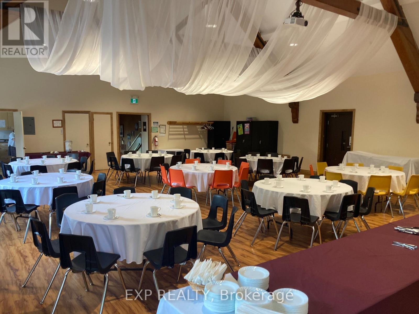 Upper/lower Hall/comm Kit - 19 St Albans Drive, Halton Hills (Ac Acton), Ontario  L7J 1C6 - Photo 6 - W12906896