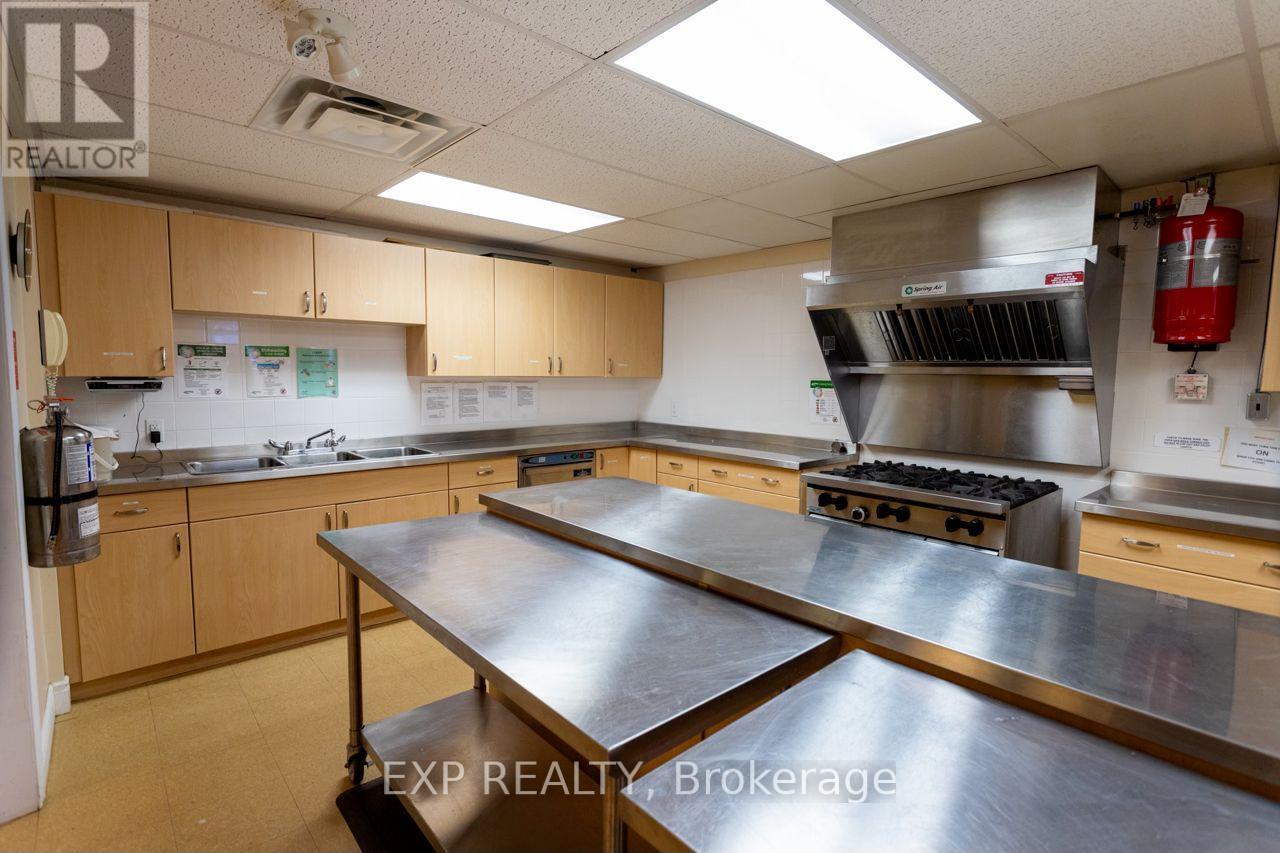 Upper/lower Hall/comm Kit - 19 St Albans Drive, Halton Hills (Ac Acton), Ontario  L7J 1C6 - Photo 7 - W12906896